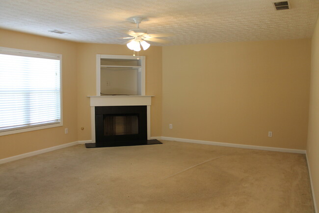 Building Photo - HUGE 3 BED, 2 BATH WITH PRIVACY FENCED BAC...