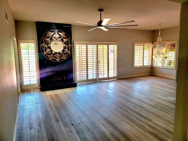 Building Photo - 44529 Sorrento Ct