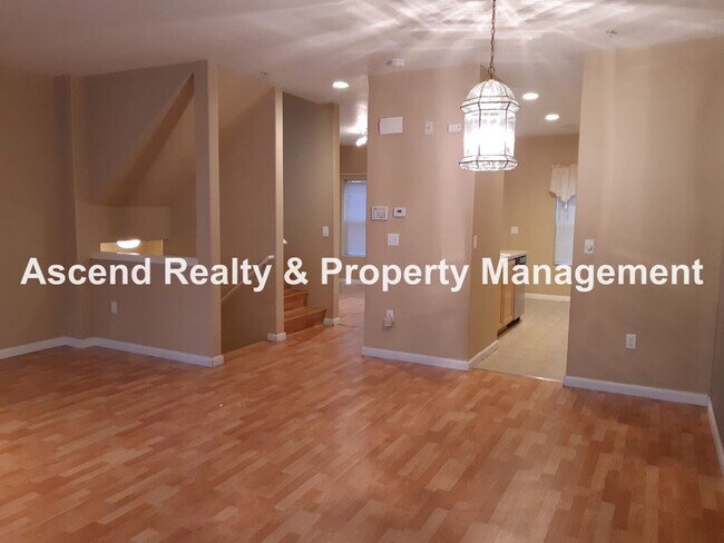 Building Photo - Sexton Mtn 3 Bed End Unit Townhome 2 Decks...