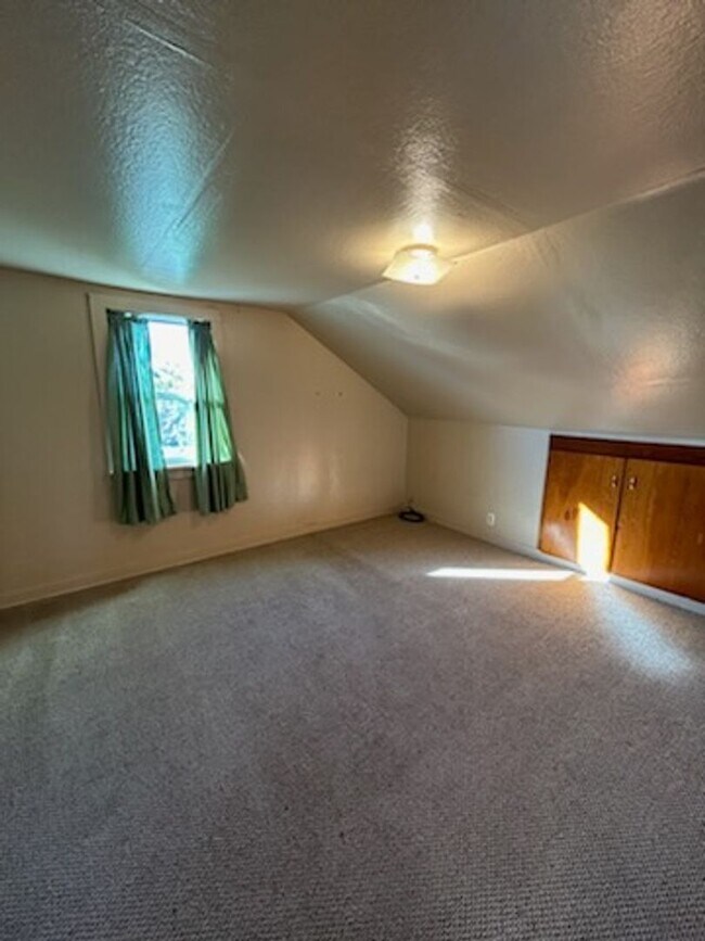 Building Photo - Charming 4 Bedroom Home!