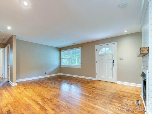 Foto del edificio - 2329 Kingsbury Dr