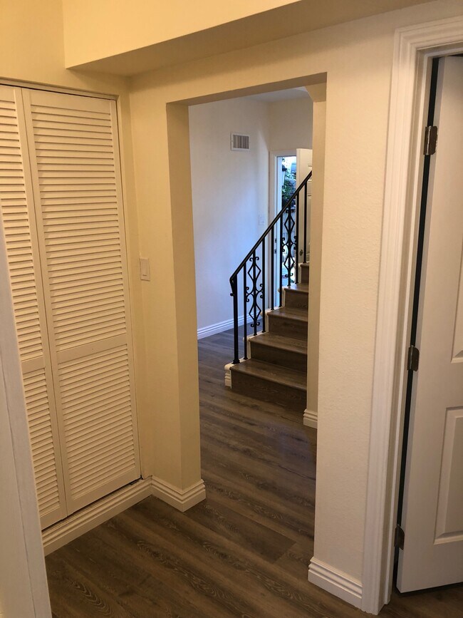 Entry - 3121 Hollycrest Dr