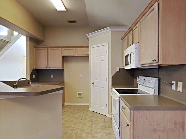 Foto del edificio - 1ST MONTH FREE WITH 18 MONTH LEASE