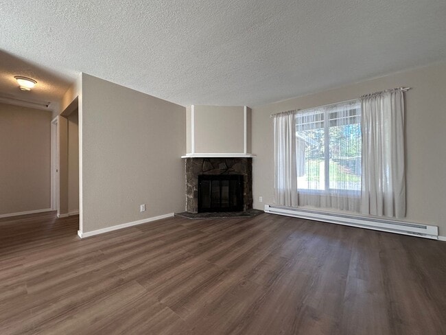 Building Photo - LOVELY SANDY DUPLEX 2 BED 1 BATH W/ GARAGE!!