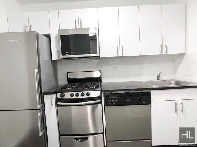 Building Photo - E 82 St