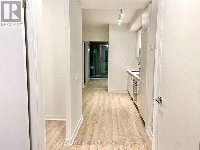 Photo du bâtiment - 250 Lawrence Ave W