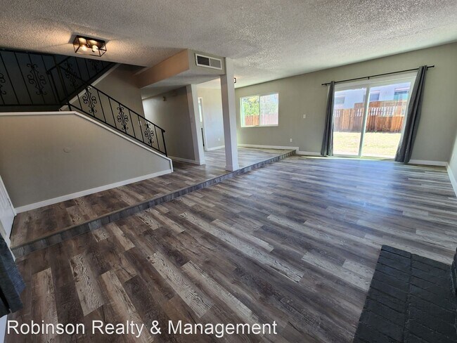 Foto del edificio - 4 br, 2.5 bath House - 3060 McLeod Dr