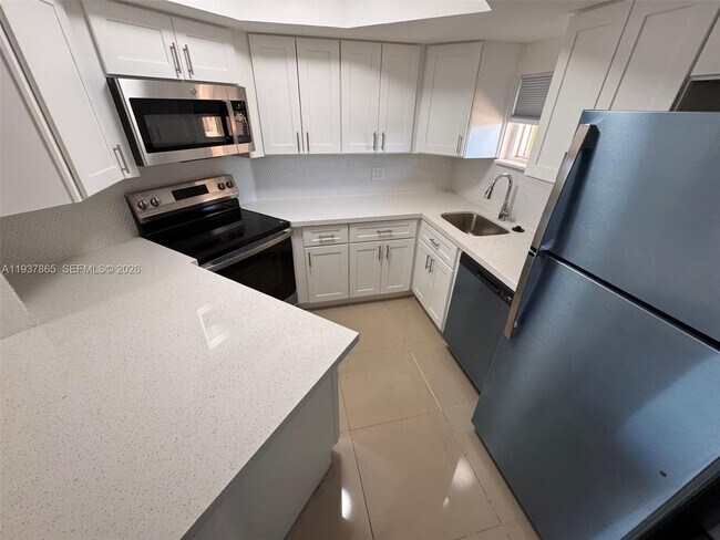 Foto del edificio - 8205 Lake Dr