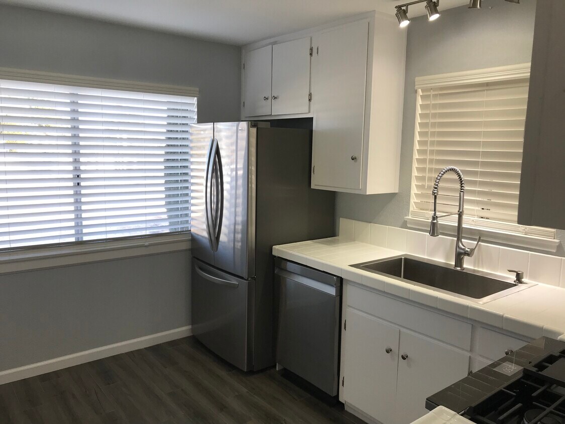 13240 Kiowa Rd, Apple Valley, CA 92308 Townhome Rentals in Apple