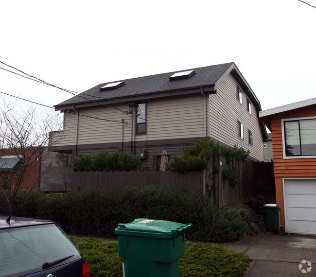Building Photo - 4507 Sunnyside Ave N