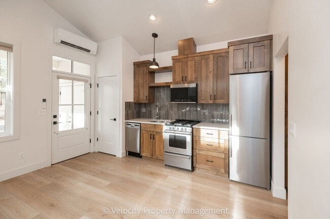 Building Photo - M712