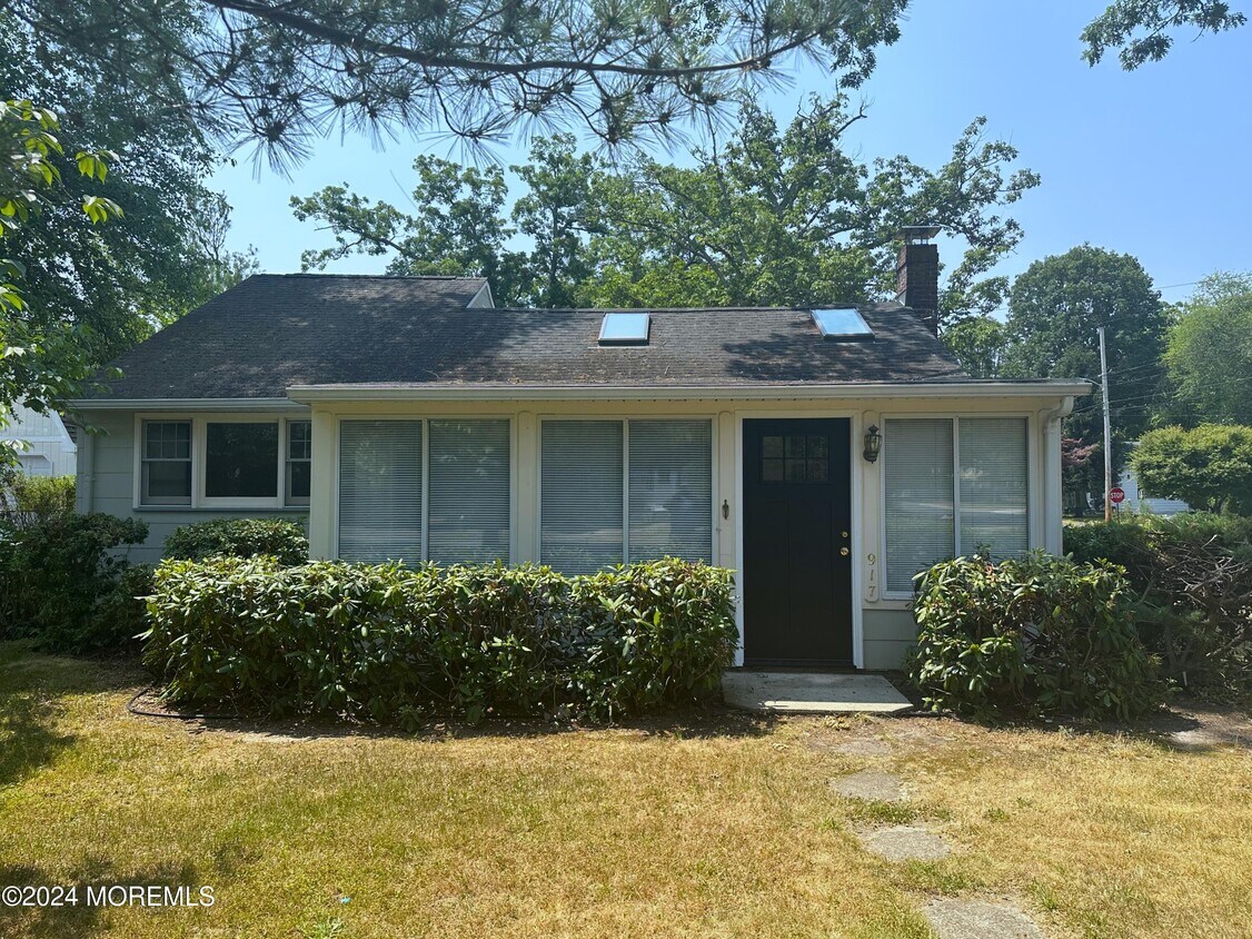 Primary Photo - 917 4th Ave