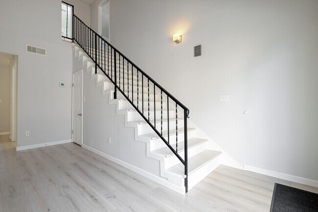 Foto del edificio - 1305 Sylvan Meadows Dr