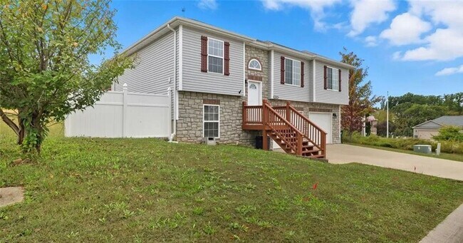 Building Photo - Beautiful Split-Level Home Near Fort Leonard Wood!