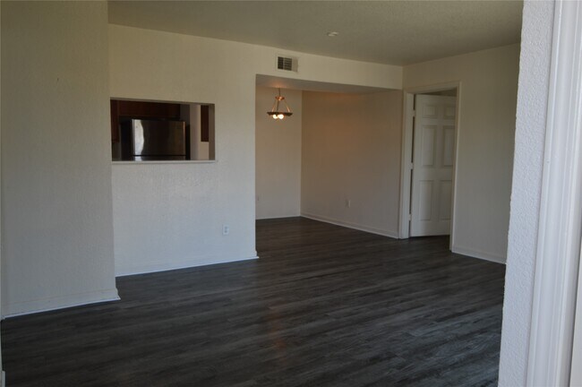 Foto del edificio - 8100 Creekbend Dr