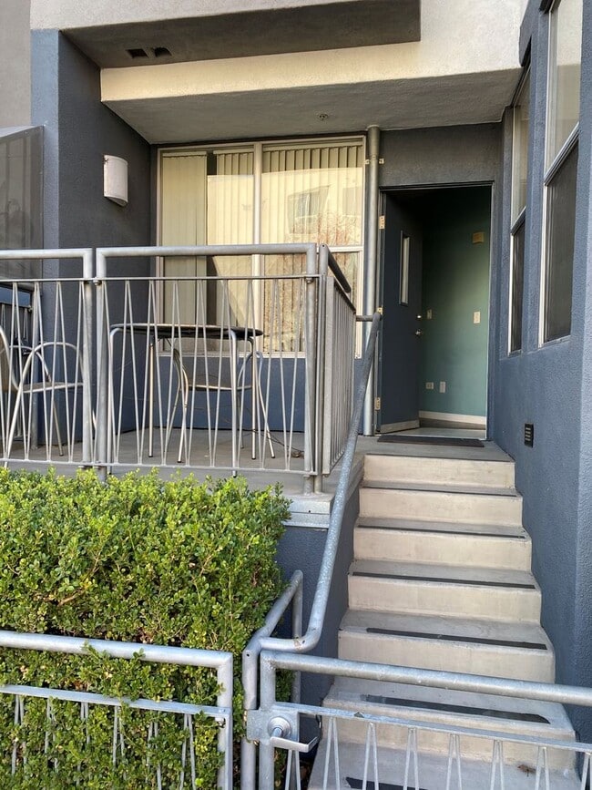 Building Photo - Dual Master 2 Bed 2.5 Bath - Walk-up townh...