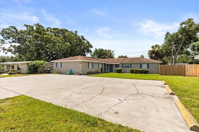 Building Photo - 2711 South Dr