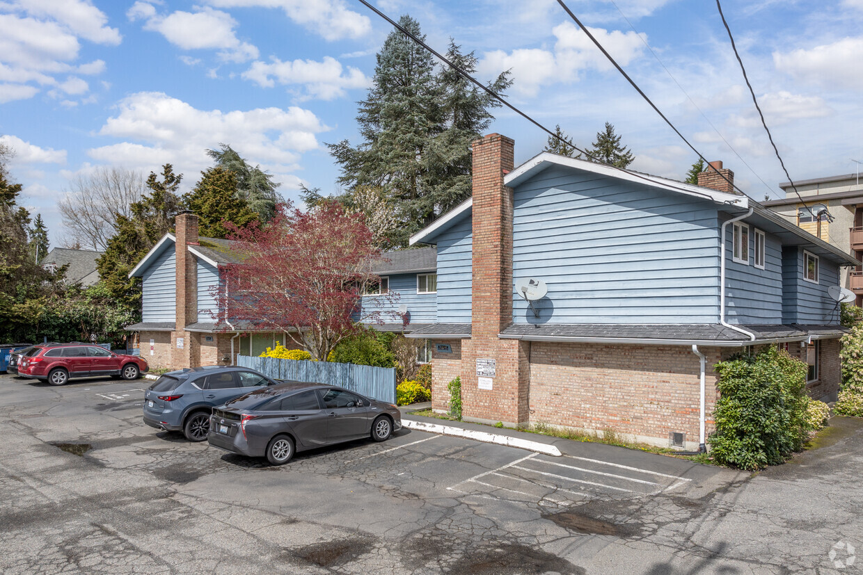 2312 N 134th St Seattle, WA 98133 - Corliss Court