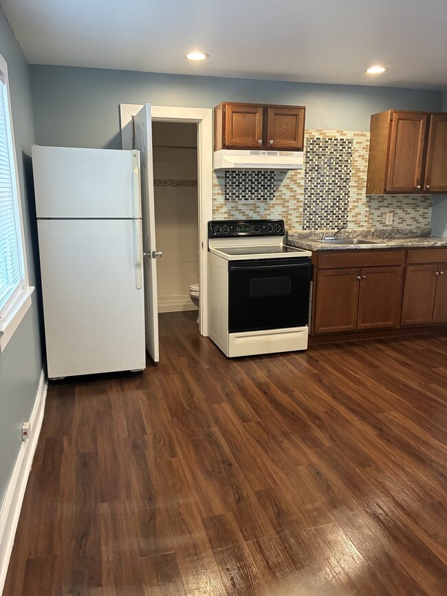 Building Photo - 1228 N Main St