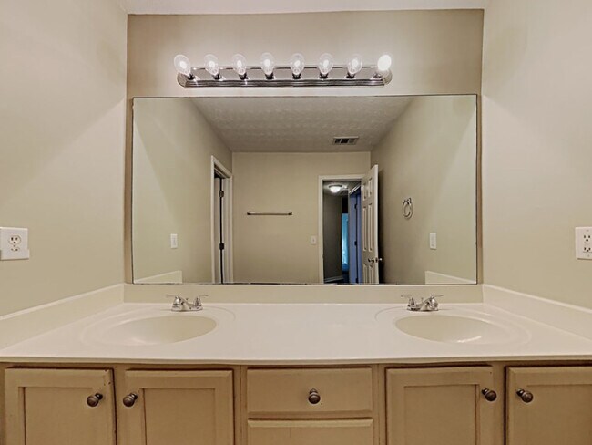 Building Photo - 1217 Everwood Dr SW