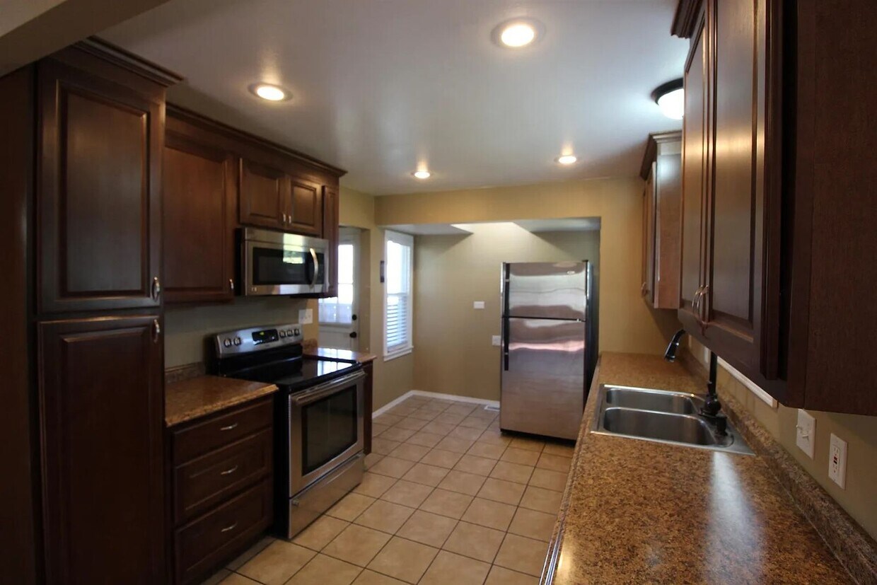 Primary Photo - Charming 3-Bed 2-bath on Northside with Ba...
