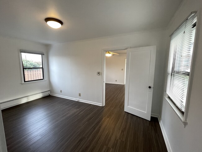 Dormitorio y sala de estar - Admiral Way Apartments