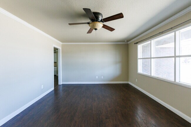 Foto del edificio - Well Kept House With HUGE bedrooms!