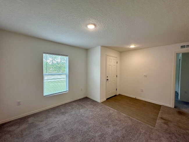 Building Photo - Large Family Home