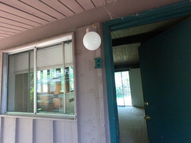 Building Photo - 545 University Ave