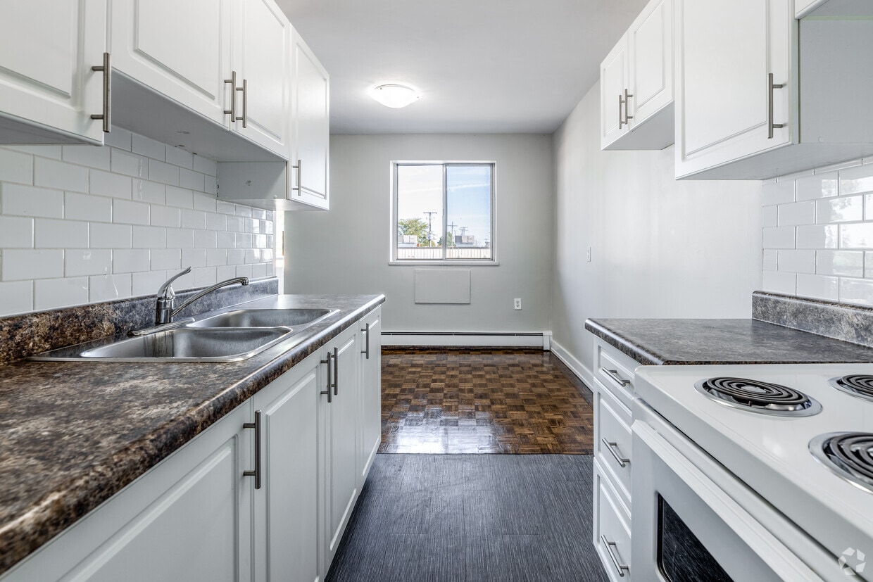 1BR, 1BA - 565SF - Kitchen - 16 Champlain Avenue