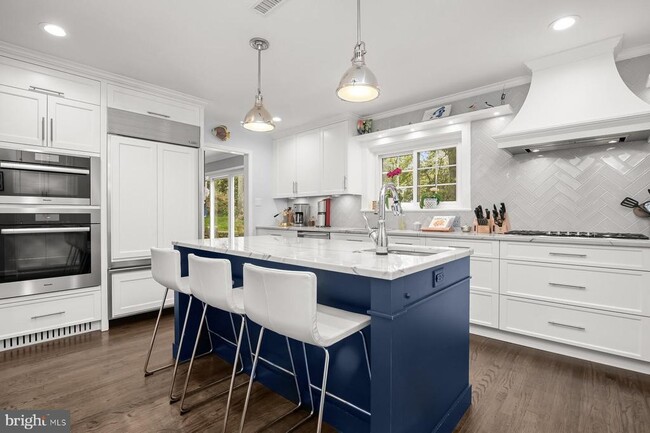 Building Photo - 5949 Searl Terrace