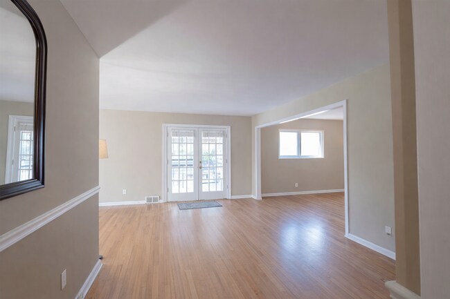 Building Photo - 3 Bedroom 2 bathroom home in East Memphis!