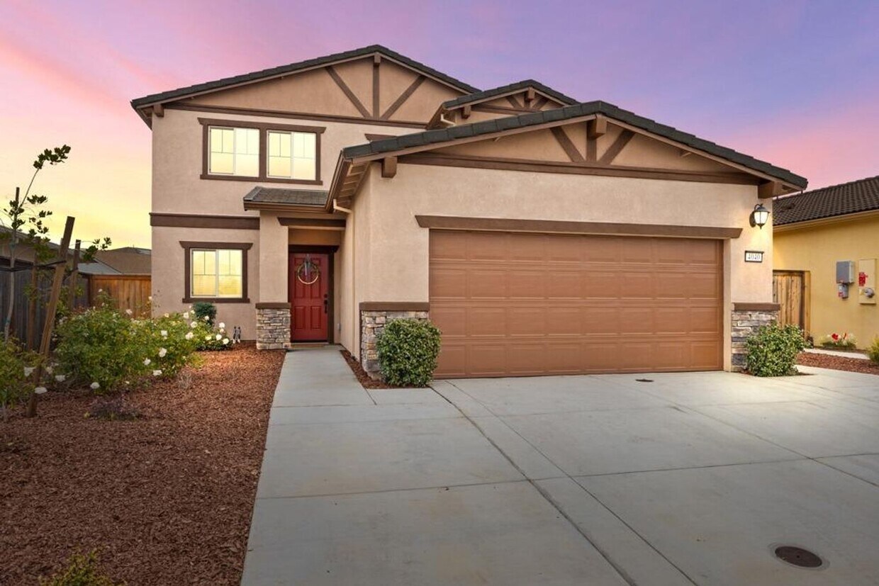 Foto principal - Gorgeous 4 Bedroom in Fiddyment Ranch