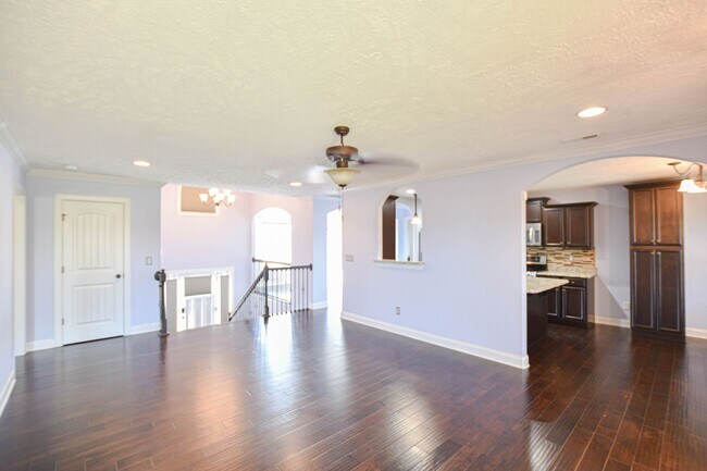 Building Photo - Five Bedroom in Henry Place!