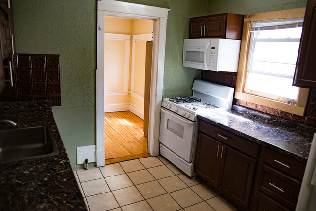 Building Photo - 958 15th Ave SE