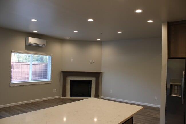 Foto del edificio - 14916 Canyon Rd E