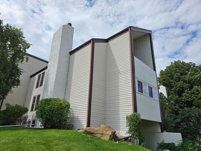 Foto del edificio - Beautifully Renovated Condo - Hampden & Ch...
