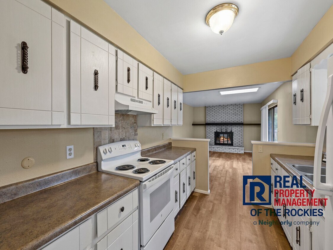 Foto principal - Spacious Recently Updated 4 Bed 3 Bath Hou...