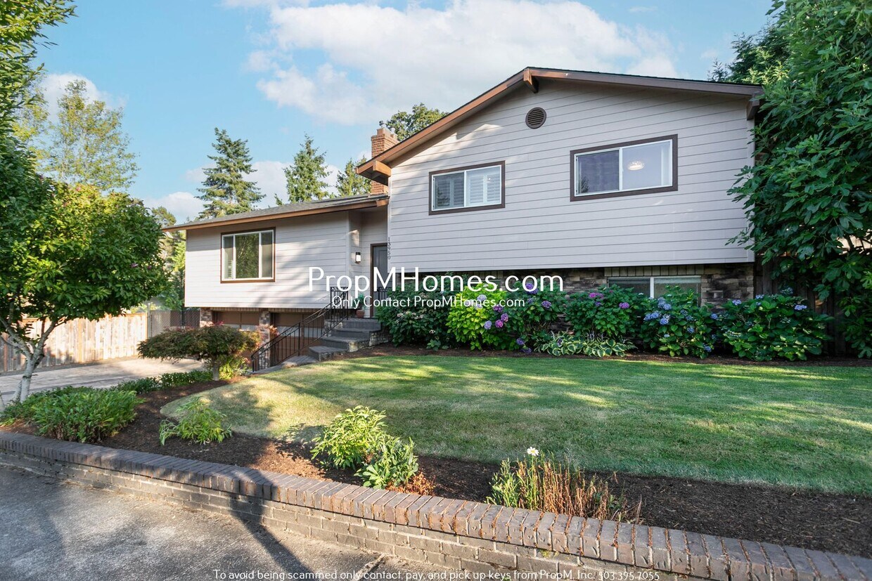 Foto principal - Stylish Updated Four Bedroom Home in Beave...