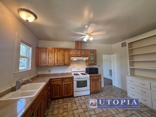 Foto del edificio - Vintage, Charming 3bed/ 2 bath on a Corner...