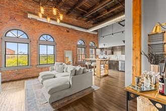 Building Photo - 570 S Front St