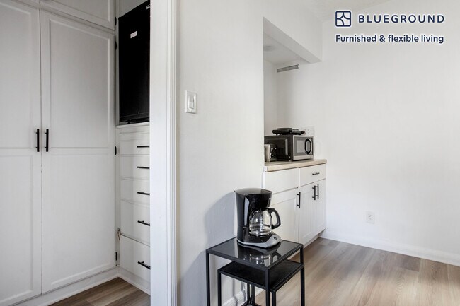 Foto del edificio - 944 Tiverton Ave