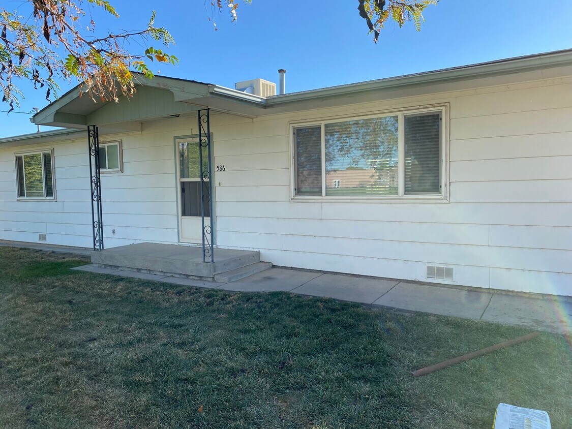 Large 2 bed 2 bath house with carport House Rental in Grand Junction