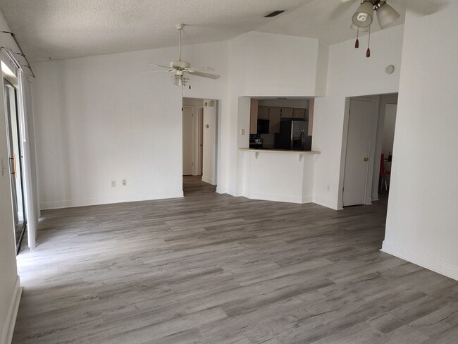 Building Photo - 5202 Oceanside Ct