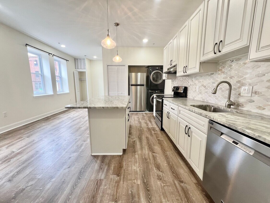 Primary Photo - Modern 2-Bed/2-Bath Apartment on South St ...