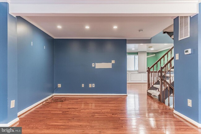 Building Photo - 6115 Hyacinth Dr