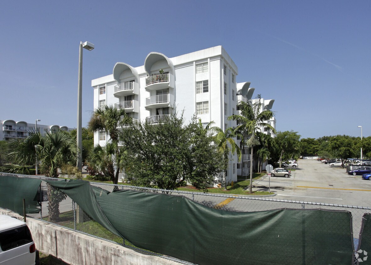 Foto del edificio - 488 NW 165th Street Rd