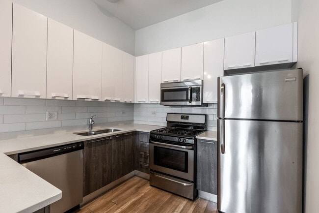 Photo - Spacious 3 Bed 2 Bath Duplex Up, In unit W/D in Humboldt Park! Apartment