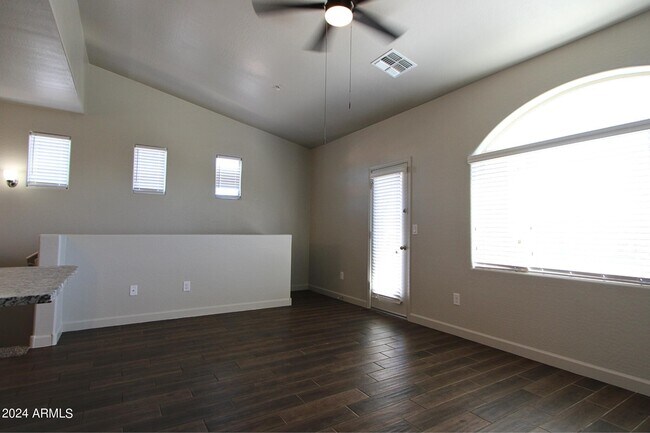 Foto del edificio - 240 W Juniper Ave