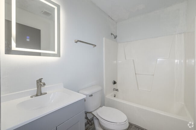 2BR, 1BA - 750SF - Bathroom - Arlington Pointe Apartments